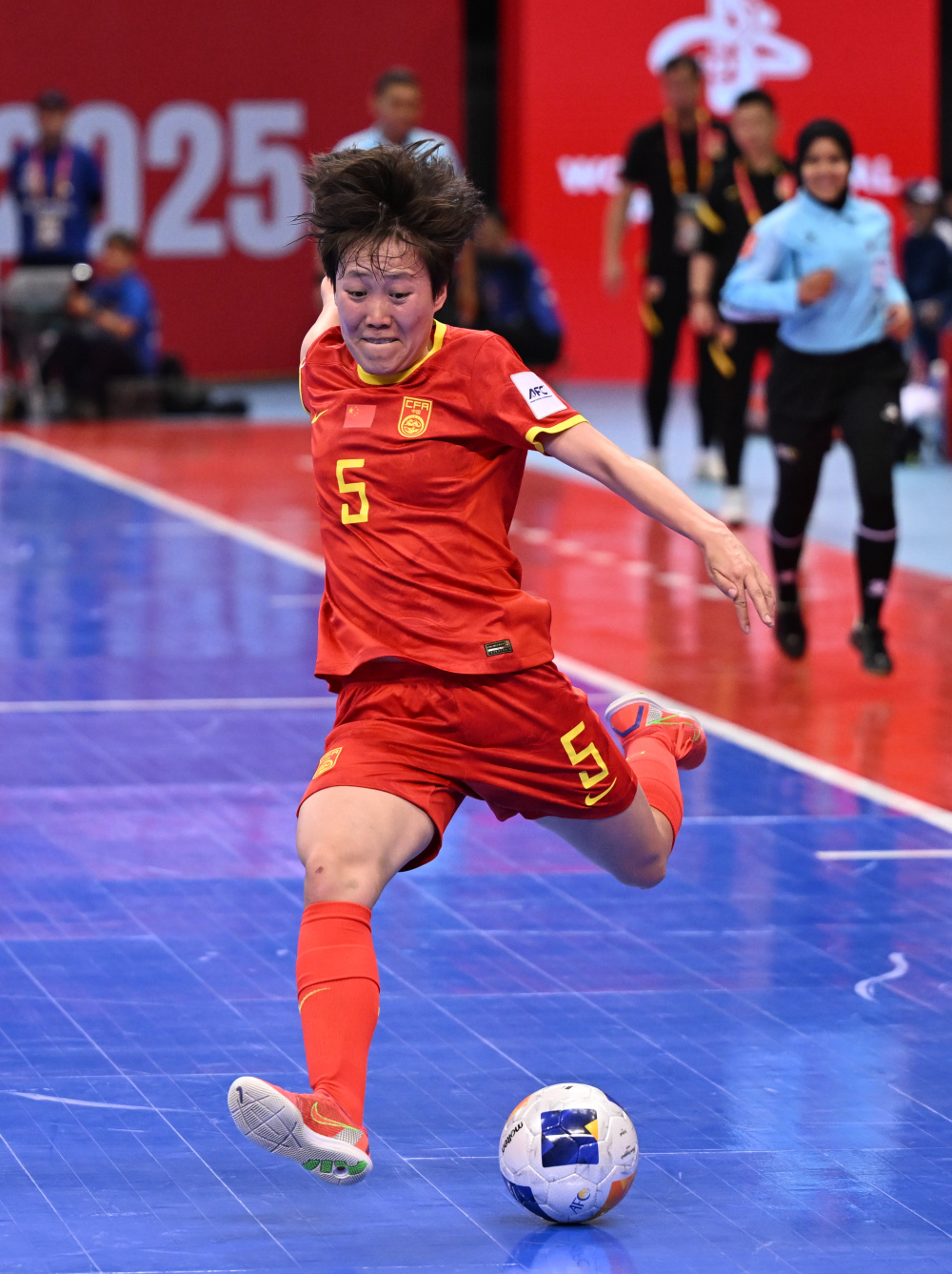 九游网页版-运动精选：女子足球比赛拔得头筹的简单介绍