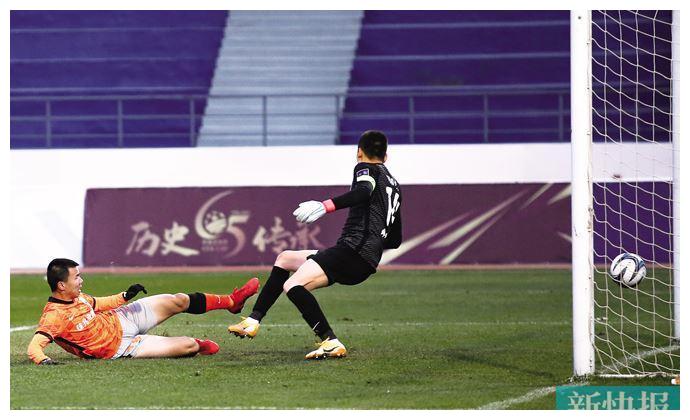 美国足球队力克对手，顺利晋级